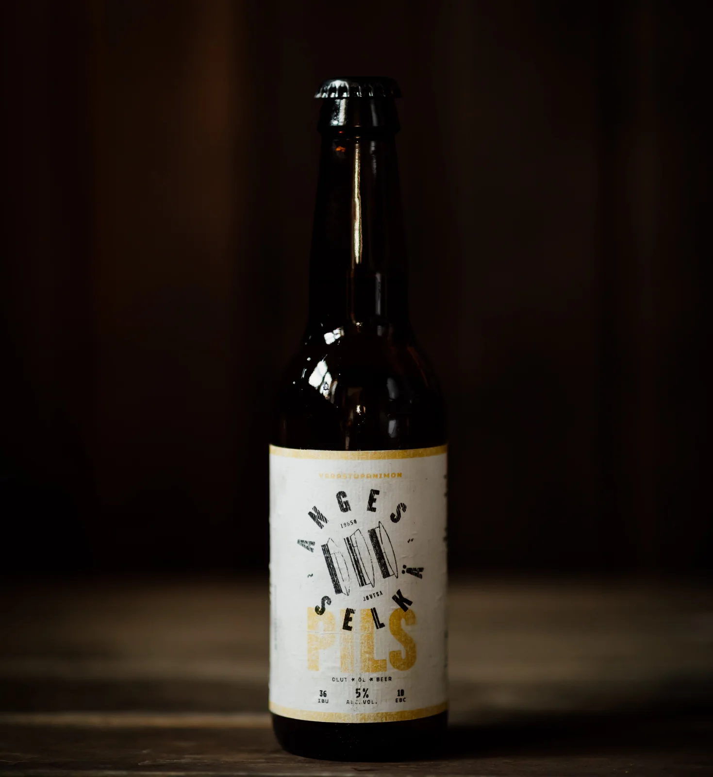 Angesselkä Pils -pullo tummalla taustalla