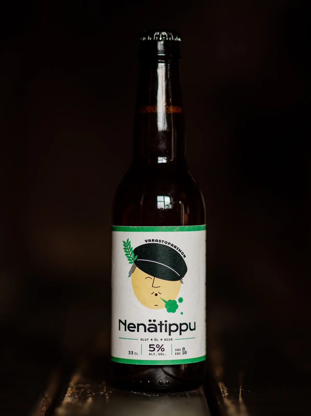 Nenätippu-pullo tummalla taustalla
